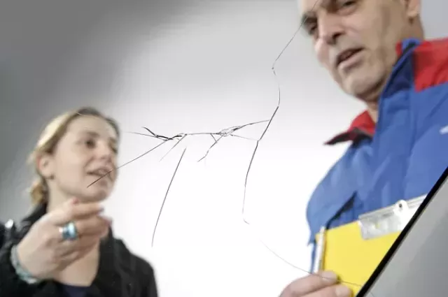 Glassdrive fitter and customer discussing crack in windscreen_94315.jpg