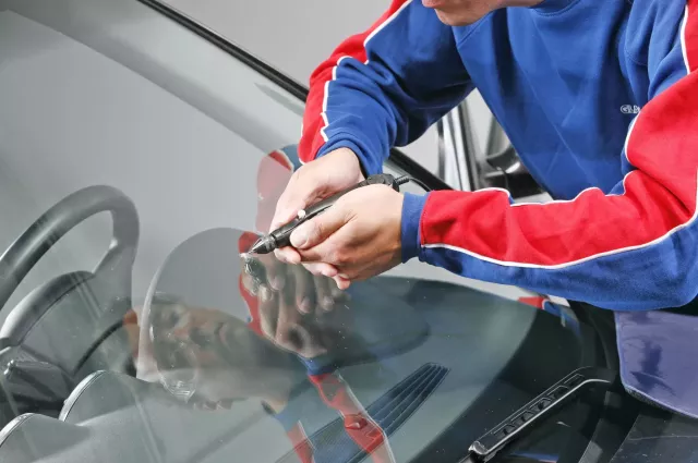 Glassdrive fitter drilling out a star in a windscreen_94408.JPG